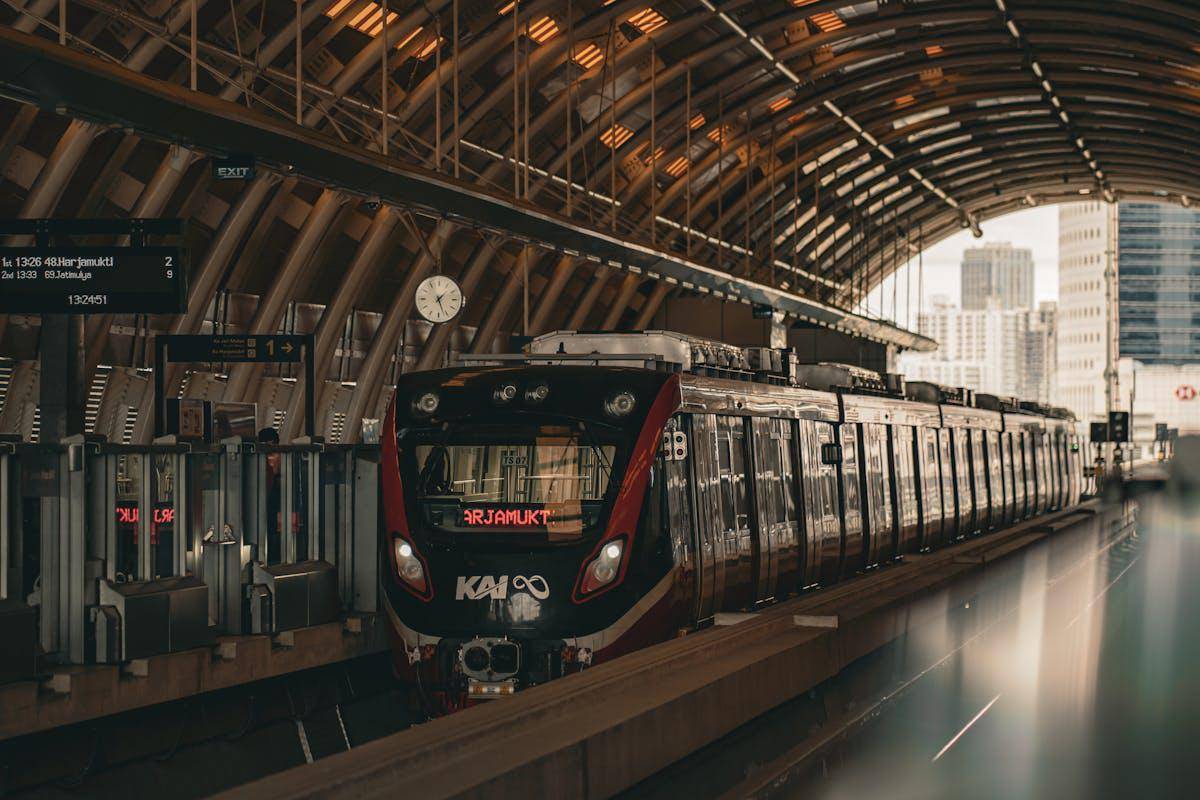ilustrasi stasiun kereta Jabodetabek (pexels.com/Defrino Maasy)