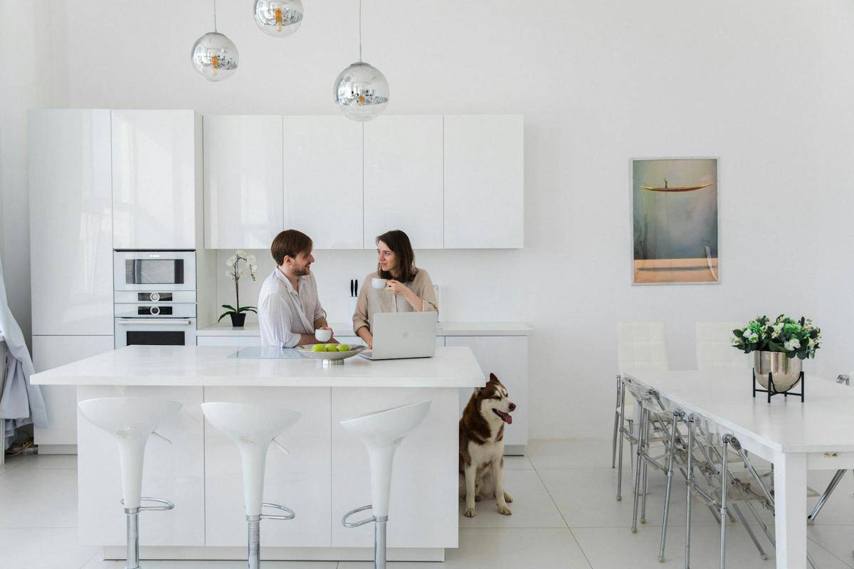 ilustrasi kabinet dapur berwarna putih