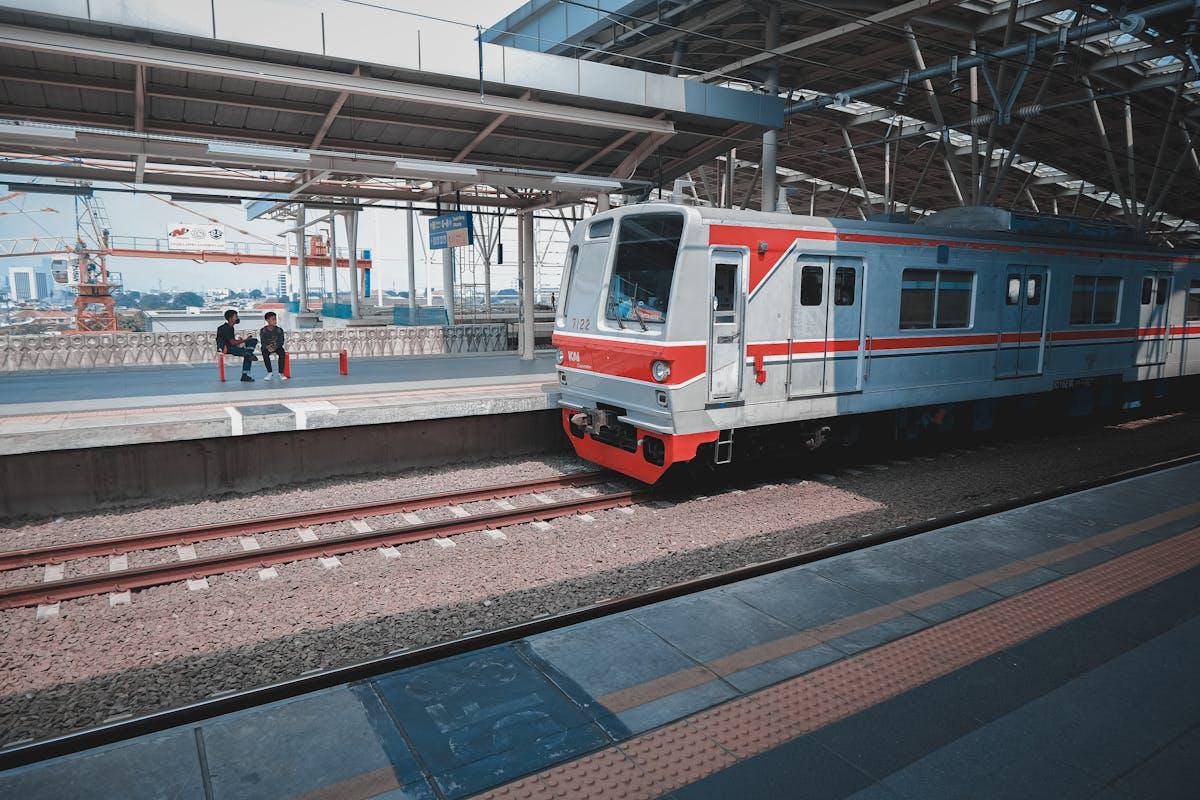 ilustrasi stasiun kereta (pexels.com/iqhtiar Ap)