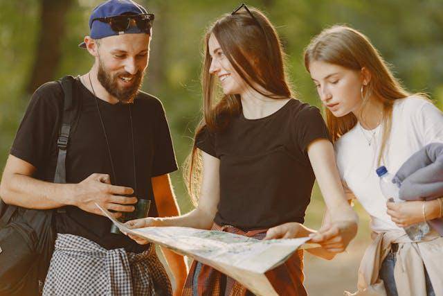ilustrasi travelling bareng teman (pexels.com/Gustavo Fring)