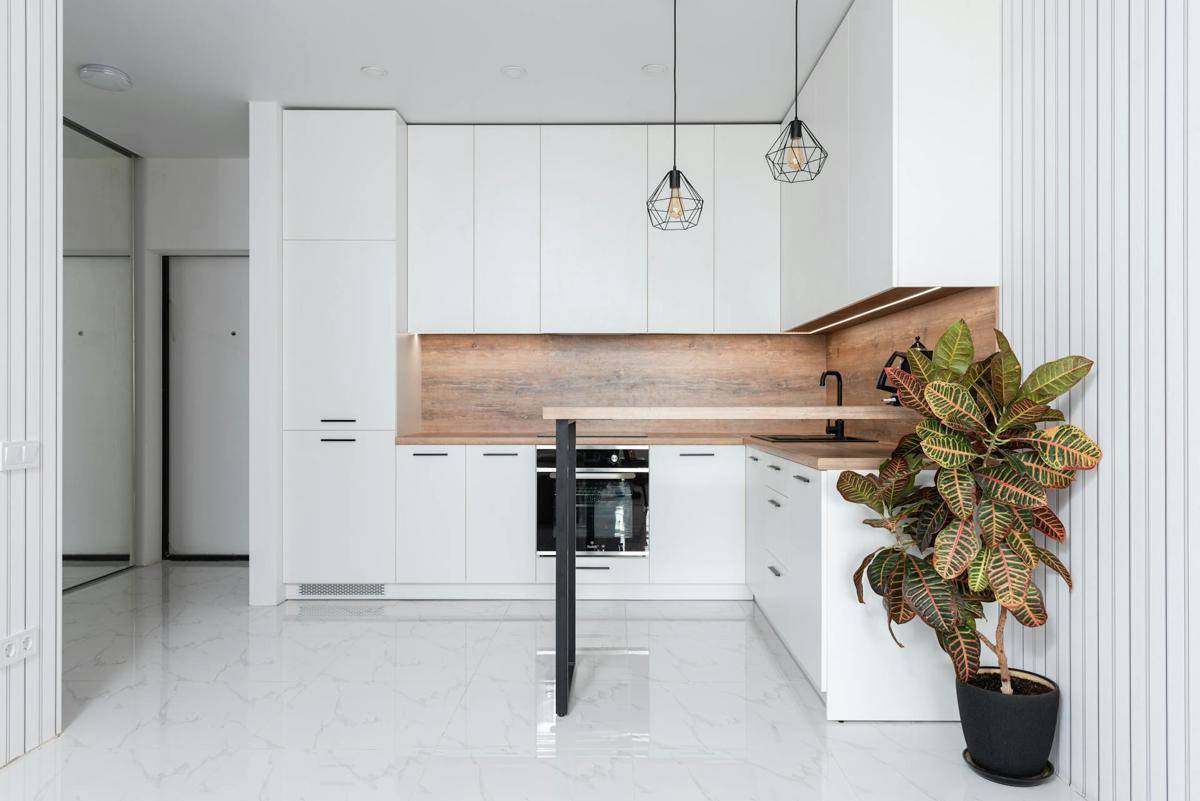 ilustrasi kabinet dapur berwarna putih (pexels.com/Max Vakhtbovycn)