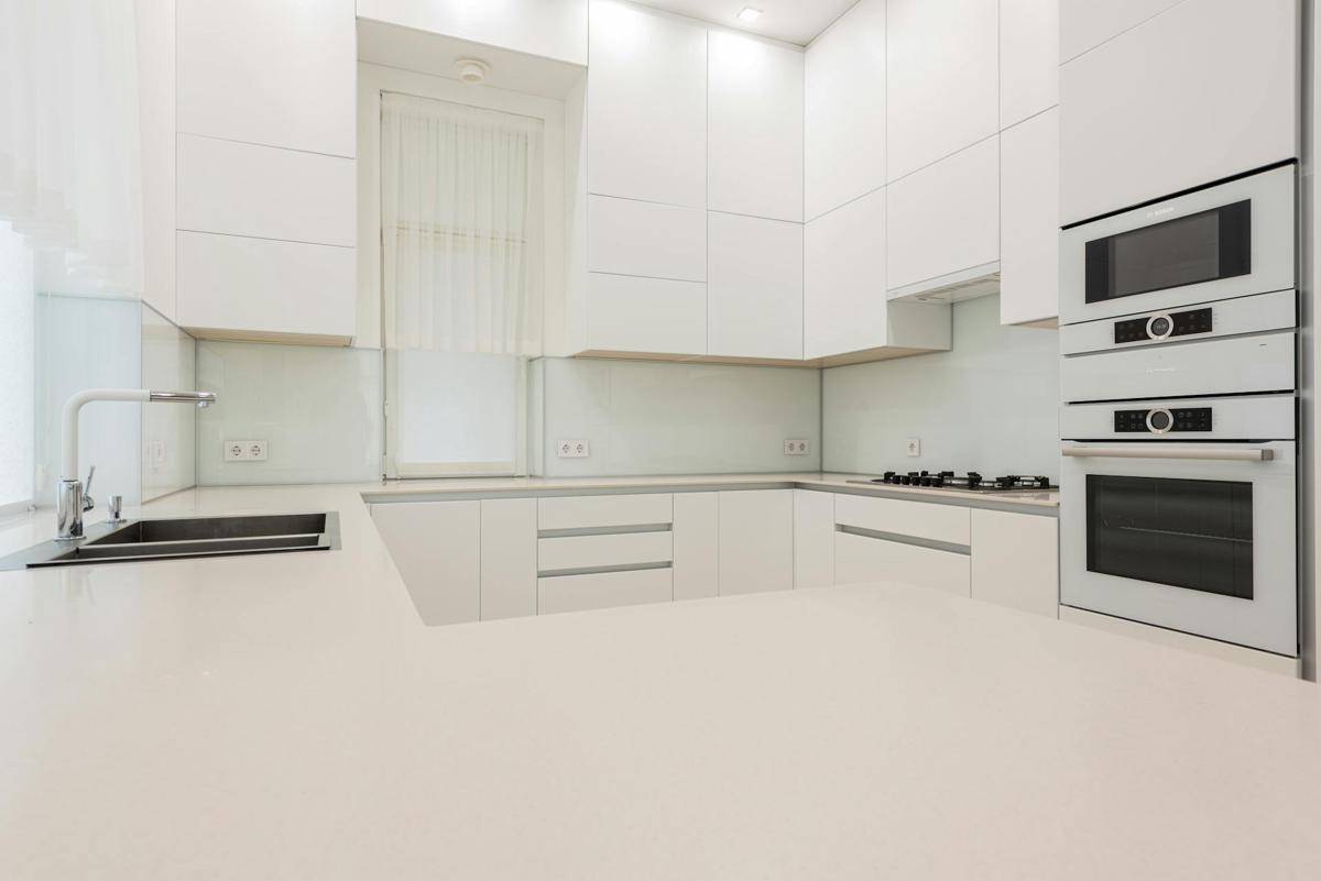 ilustrasi kabinet dapur built-in (pexels.com/Max Vakhtbovycn)