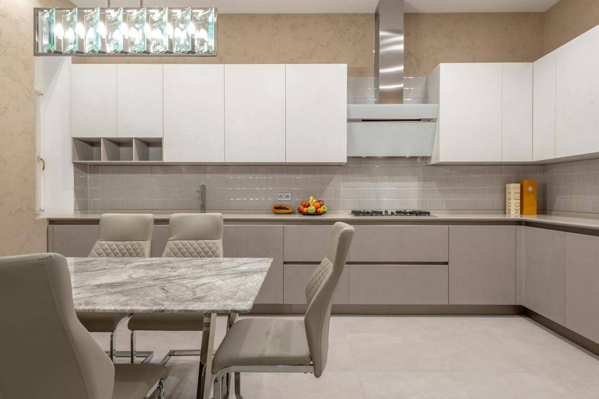 ilustrasi kabinet dapur gantung tanpa handle (pexels.com/Max Vakhtbovycn)