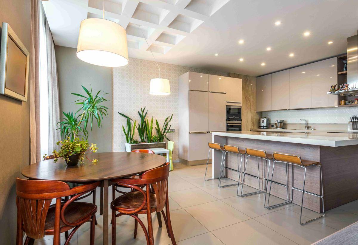 inspirasi desain dapur dengan pendekatan tiga warna