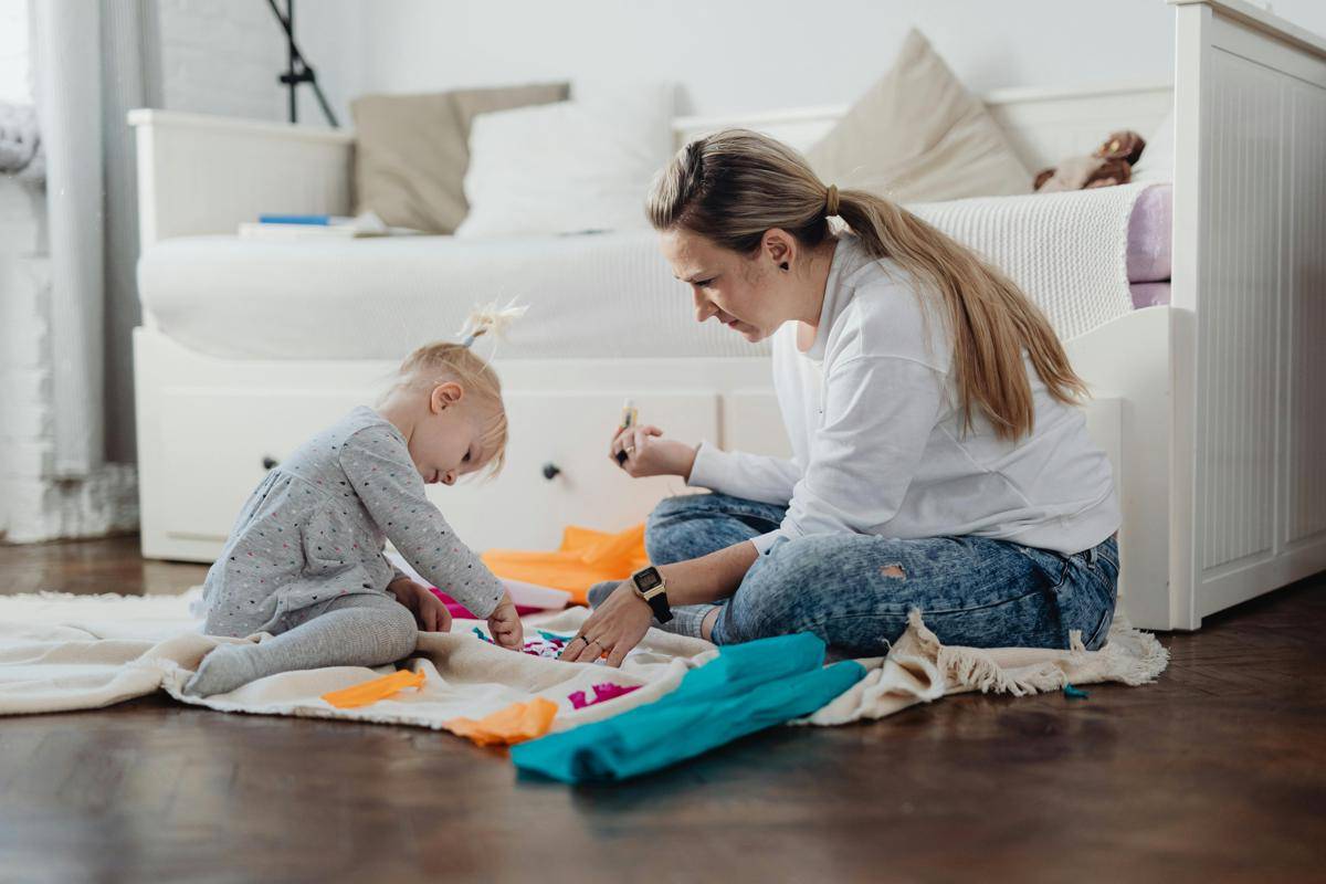 ilustrasi orang tua dan anak (pexels.com/Photo By: Kaboompics.com)