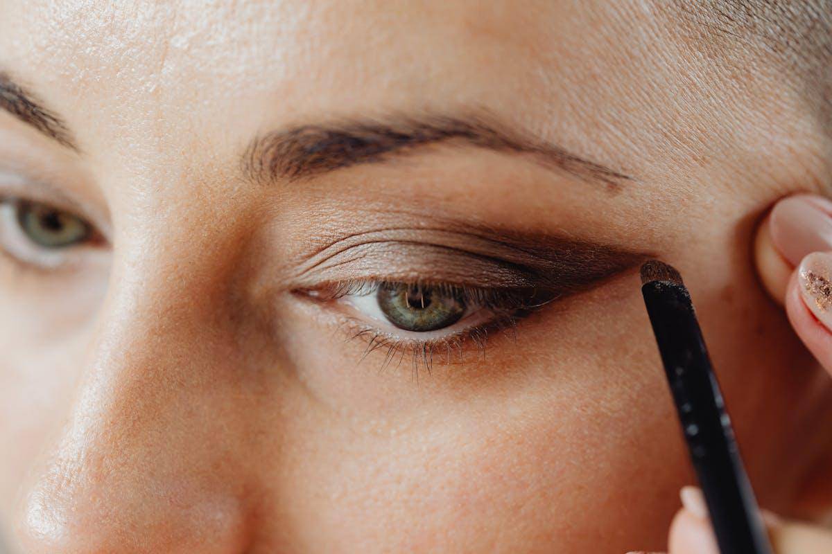 ilustrasi menggunakan eyeshadow 