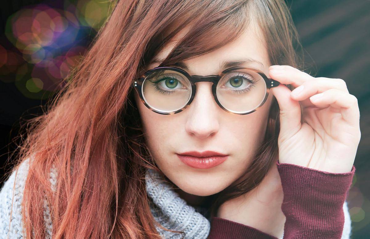 ilustrasi wanita memakai kacamata (pexels.com/Nicola Giordano)