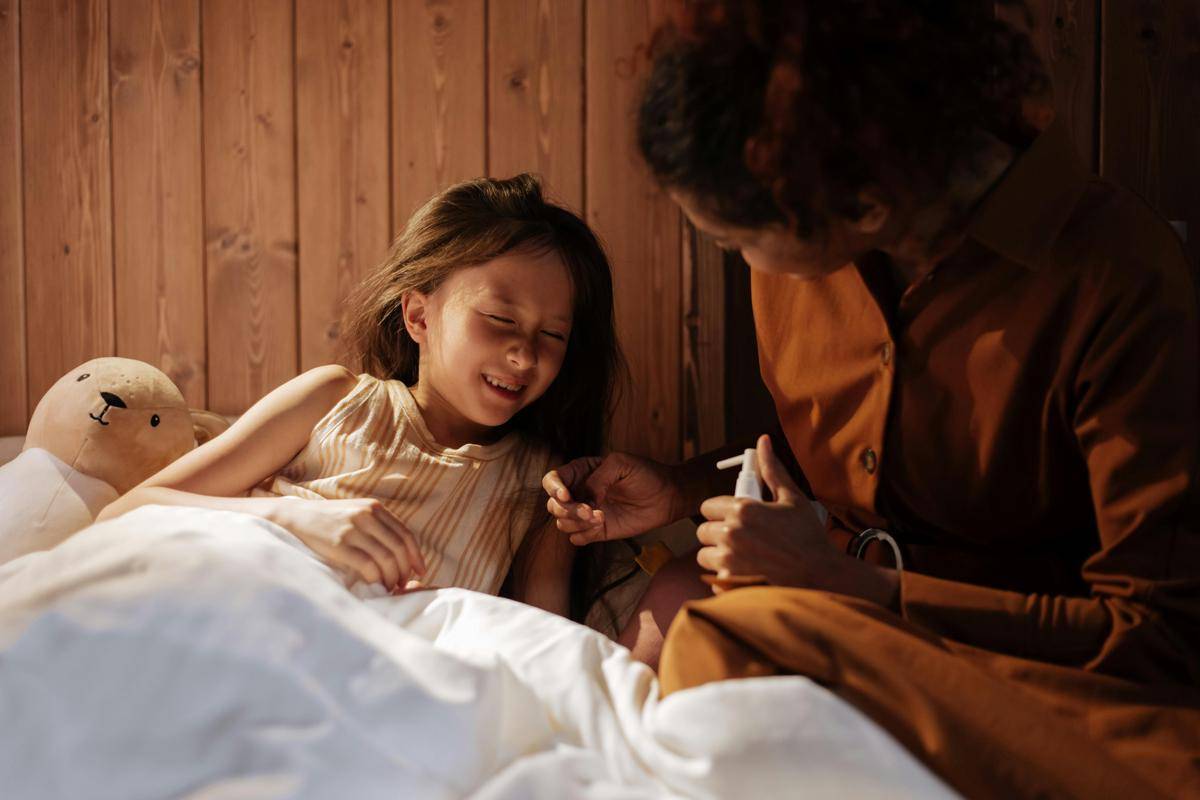 ilustrasi anak minum obat (pexels.com/Ron Lach)