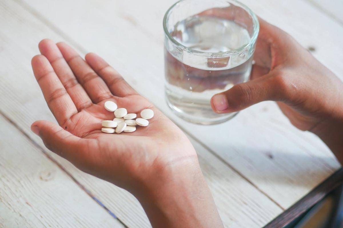 ilustrasi minum obat (pexels.com/Towfiqu barbhuiya)