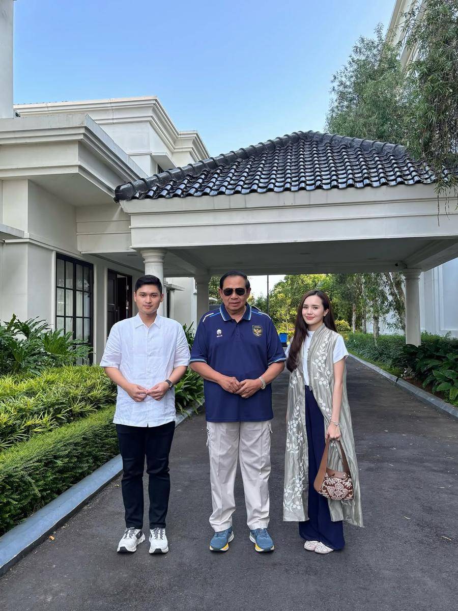 potret Beby Tsabina dan suami ke Pacitan