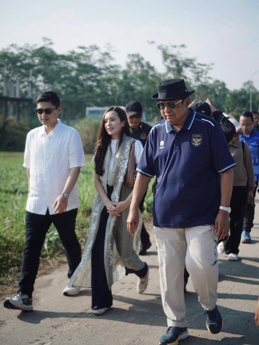 potret Beby Tsabina dan suami ke Pacitan