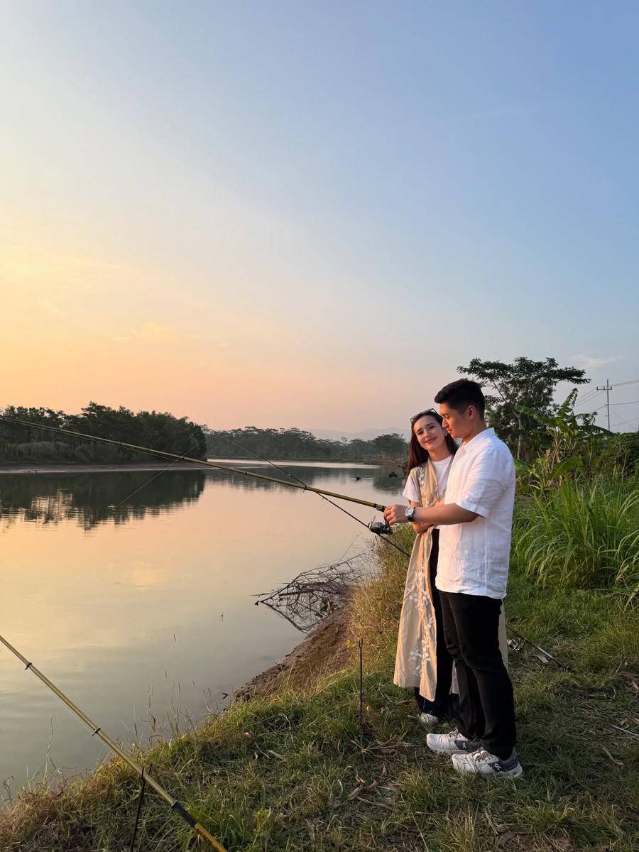 potret Beby Tsabina dan suami ke Pacitan