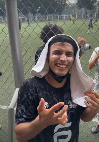 seleb terkena gas air mata saat main bola di Senayan