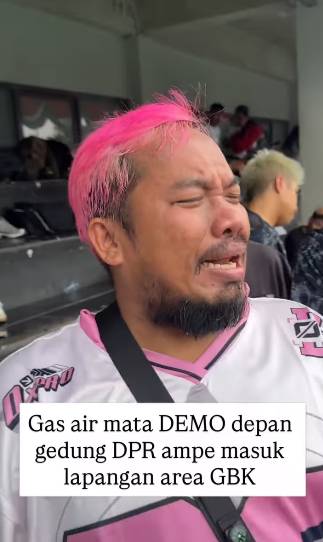 seleb terkena gas air mata saat main bola di Senayan (instagram.com/mike_gonzalez10)