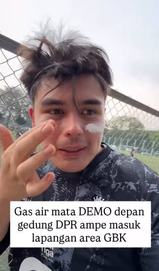 seleb terkena gas air mata saat main bola di Senayan