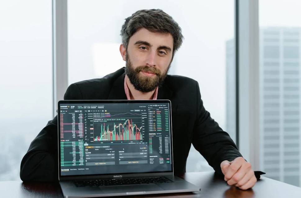 illustrasi pria investasi saham (pexels.com/Tima Miroshnichenko)
