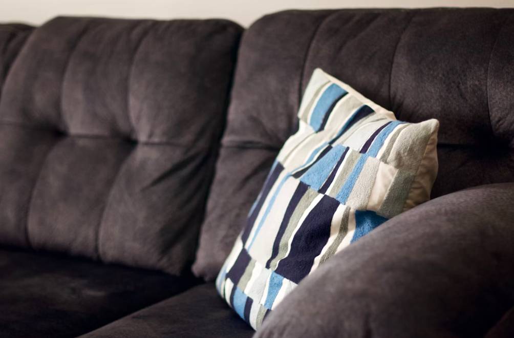 ilustrasi sofa dengan material microfiber