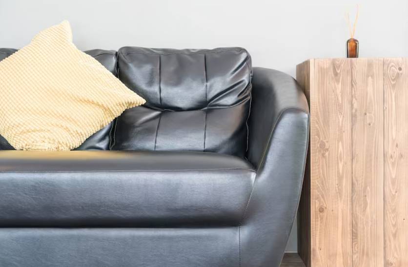 ilustrasi sofa dengan material kulit sintetis