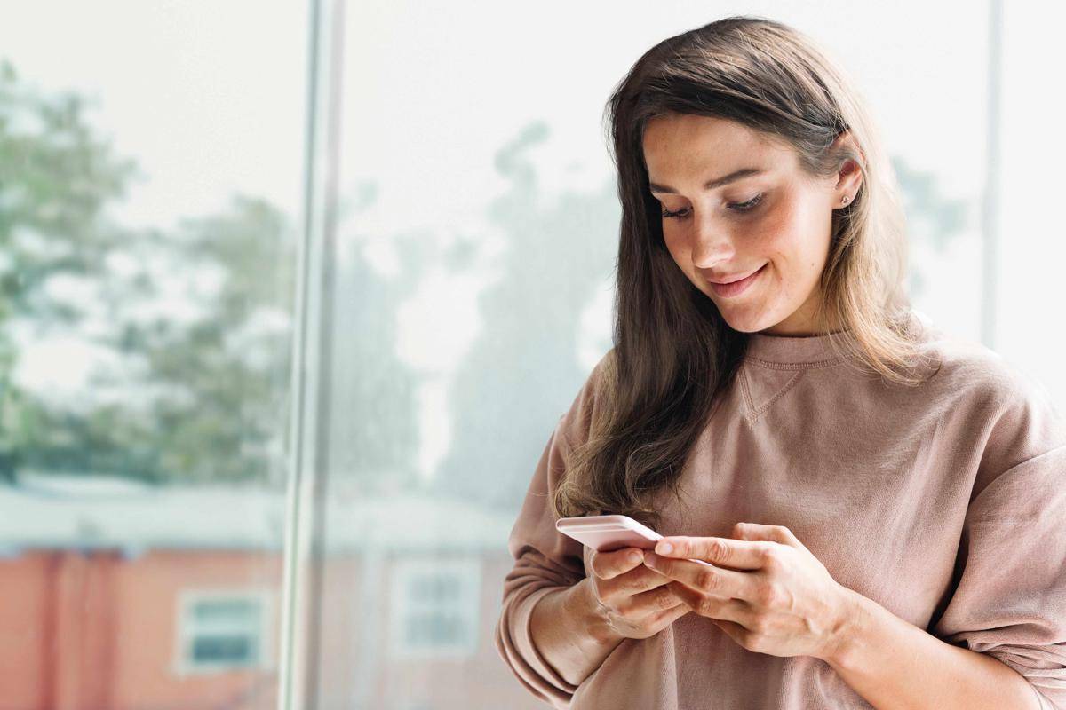 ilustrasi chatting dengan teman (freepik.com/rawpixel.com)