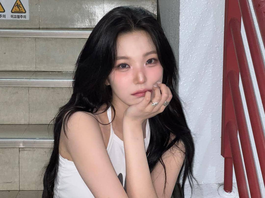 Baek Ji Heon fromis_9 (instagram.com/jiheonniebaek)