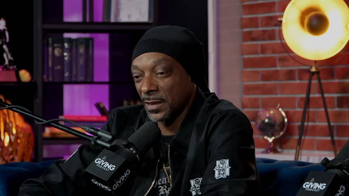 Snoop Dogg dalam podcast It's Giving