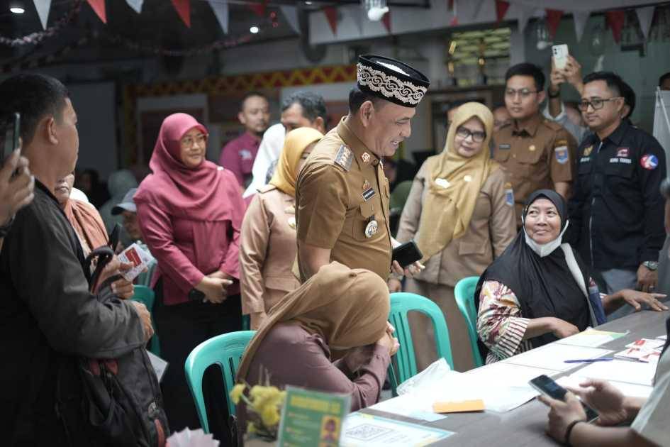 Penyaluran Bantuan Sosial Berupa KKS, PKH, dan Sembako Kepada 668 Keluarga oleh Pemkot Metro
