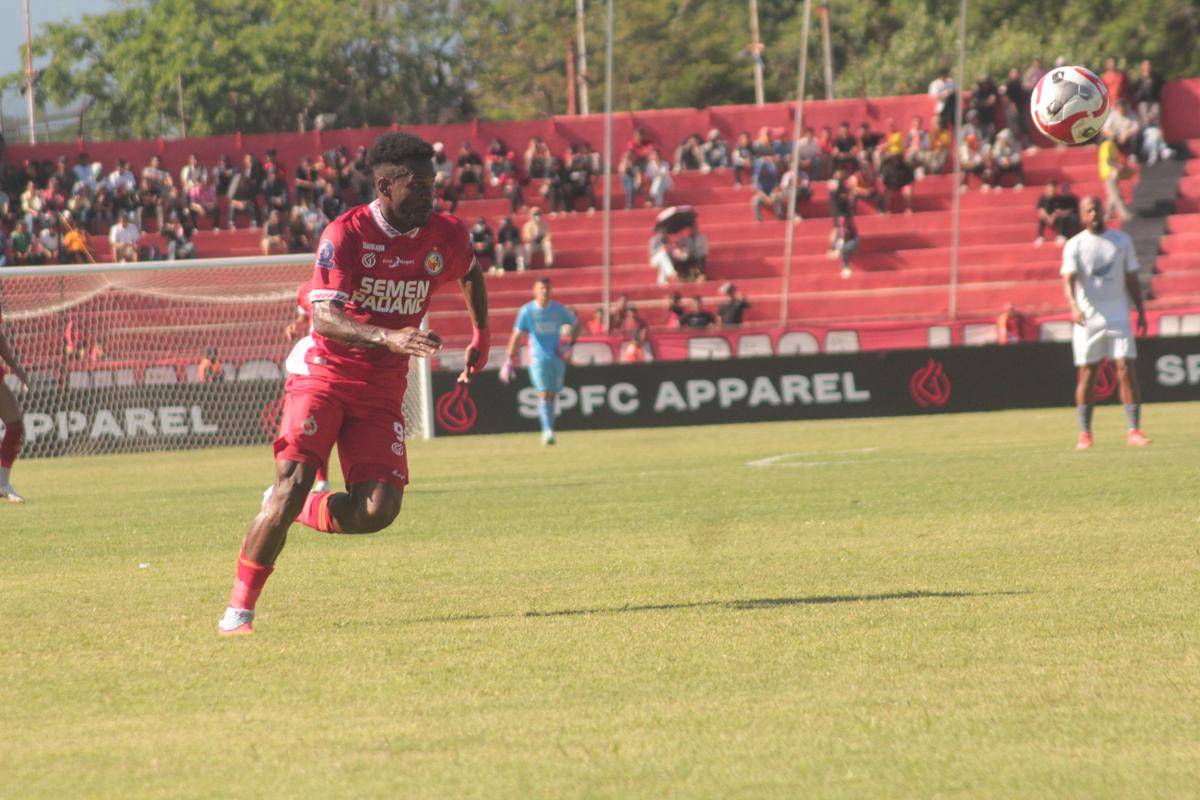 Pemain Semen Padang FC, mengejar bola saat menghadapi PSM Makassar (Foto: IDN Times/Halbert Caniago)