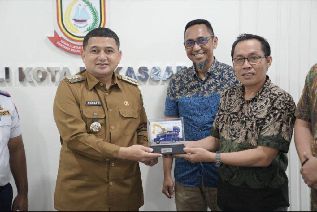 Wali Kota Makassar Munafri Arifuddin (kiri) mengungkap rencana Pemkot Makassar beralih menggunakan kendaraan dinas listrik mulai tahun 2026. (Dok. Humas Pemkot Makassar)