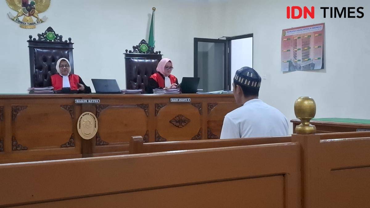 Jibril, terdakwa pembunuhan Putri Indah Sari, yang mayatnya ditemukan dengan 98 luka tikaman di persawahan Palllangga, Kabupaten Gowa, 21 Januari 2025. (IDN Times/Darsil Yahya)