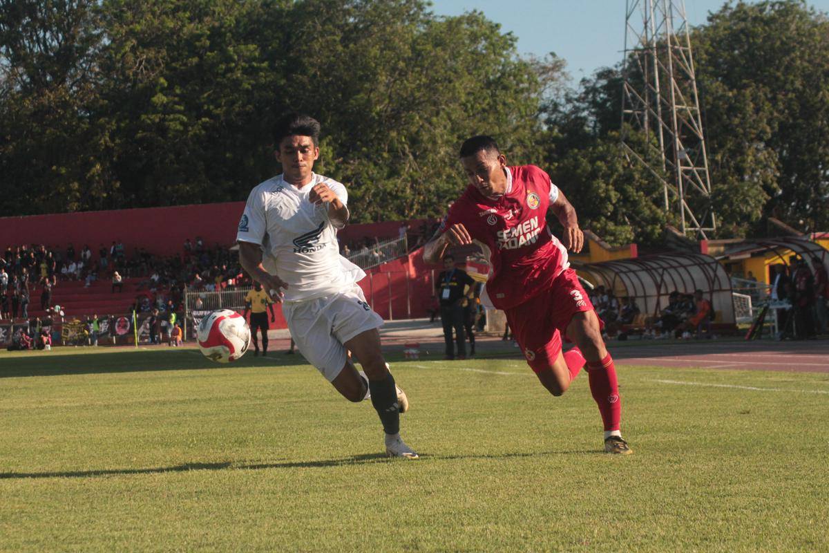Pemain Semen Padang FC, Leo Guntara beradu cepat dengan pemain PSM Makassar (Foto: IDN Times/Halbert Caniago)