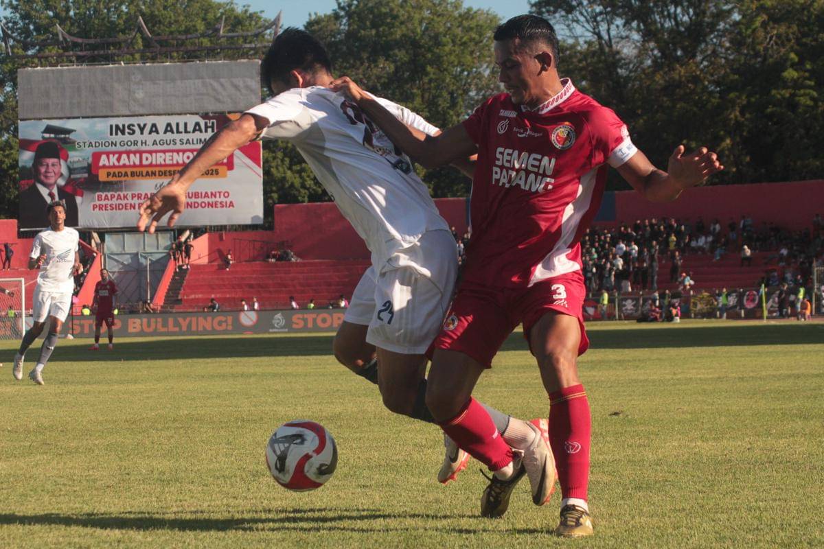 Pemain Semen Padang FC, Leo Guntara berduel dengan pemain PSM Makassar (Foto: IDN Times/Halbert Caniago)