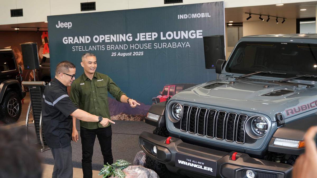 Ario Soerjo, COO of Jeep dan Yusea Kurnia, Brand Head of Stellantis Brand House Ahmad Yani berfoto bersama Jeep Wrangler 4 Door Rubicon.jpeg