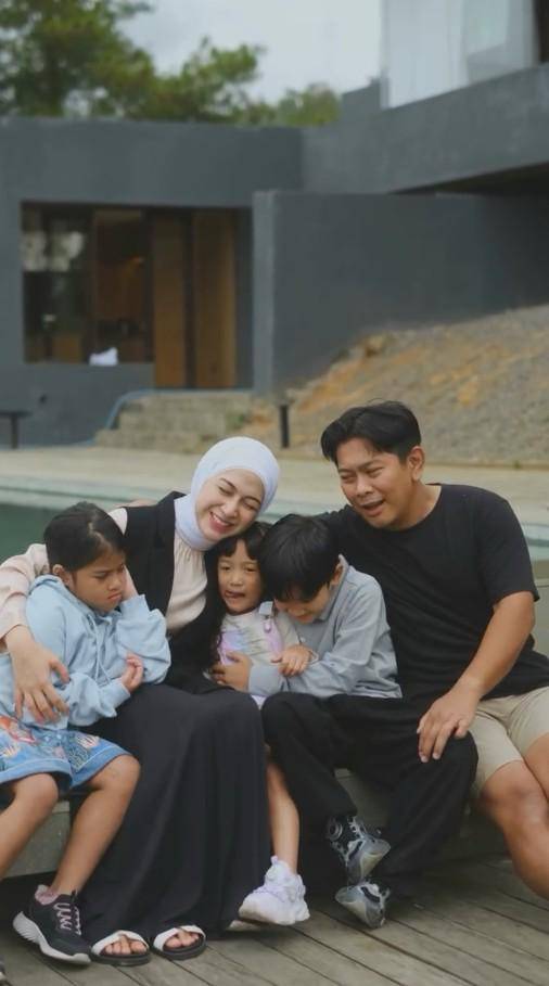 Nina Zatulini Umumkan Kehamilan Anak Keempat