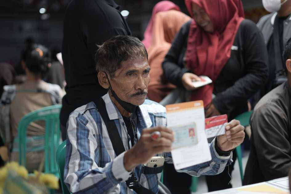 Penyaluran Bantuan Sosial Berupa KKS, PKH, dan Sembako Kepada 668 Keluarga oleh Pemkot Metro
