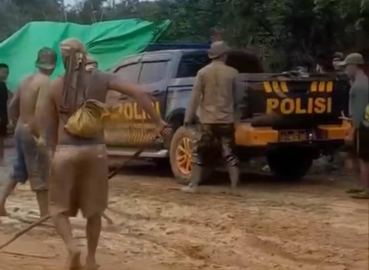 Warga ricuh saat polisi razia PETI di Bengkayang.