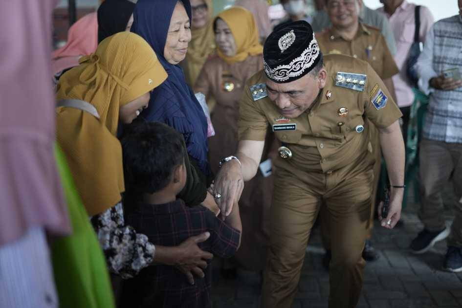 Penyaluran Bantuan Sosial Berupa KKS, PKH, dan Sembako Kepada 668 Keluarga oleh Pemkot Metro