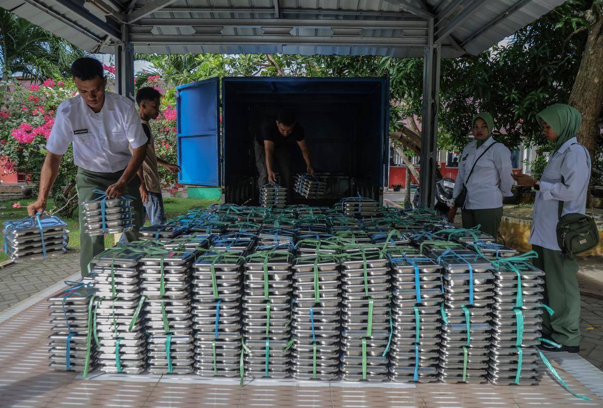 antarafoto-pembagian-makanan-bergizi-gratis-di-ternate-1756188723.jpg