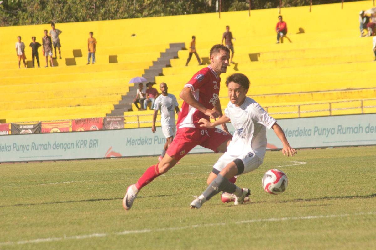Pemain Semen Padang FC, Pedro Mator terlepas dari kawalan pemain belakang PSM Makassar (Foto: IDN Times/Halbert Caniago)