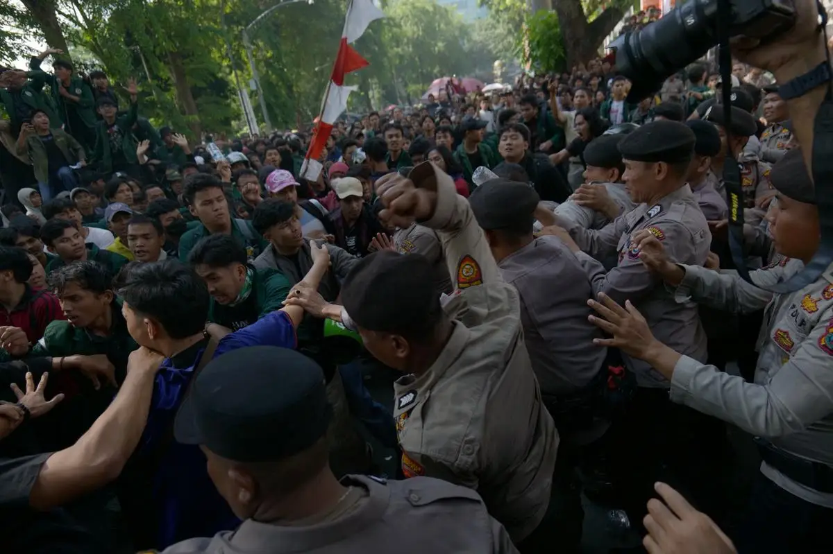 Polisi Bebaskan 42 Pengunjuk