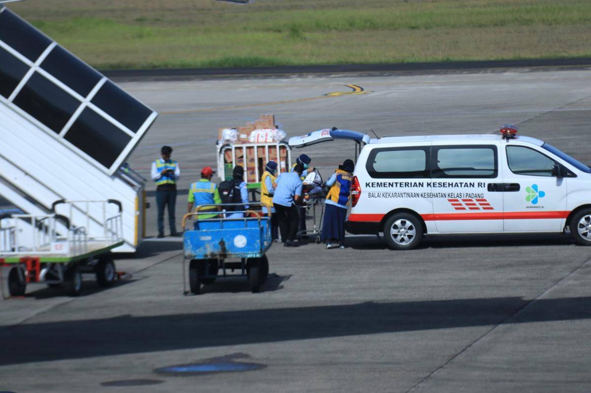 Mariatun dipindahkan dari pesawat ke dalam ambulans (Foto: Kemenag Sumbar)