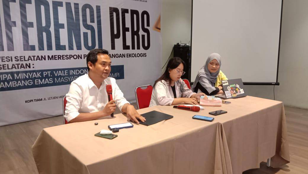 Direktur Eksekutif WALHI Sulsel, Amin, memaparkan dampak kebocoran pipa PT Vale yang mencemari sungai dan sawah warga Towuti, Luwu Timur, saat konferensi pers di Makassar, Selasa (26/8/2025).
