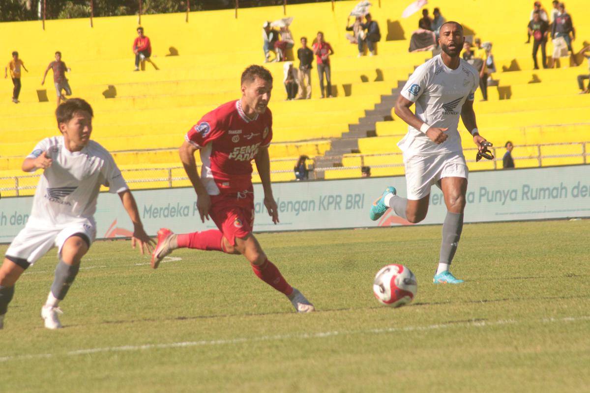 Pemain Semen Padang FC, Pedro Mator terlepas dari kawalan pemain belakang PSM Makassar (Foto: IDN Times/Halbert Caniago)