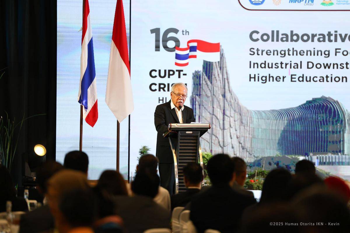 Kepala Otorita IKN memberikan kata sambutan pada agenda forum internasional The 16th Council of University Presidents of Thailand (CUPT) - Conference of Rectors of Indonesian State Universities (CRISU) di Kantor Kemenko 1, KIPP, IKN pada Senin (25/08/2025).(Dok. Humas OIKN).