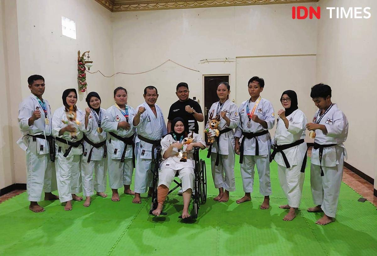 Atlet, tim pelatih, dan pembina FKTI Korca Banjarbaru mengenakan medali juara FORNAS VIII 2025, di tempat latihannya kemarin. (Hendra Lianor/IDN Times)