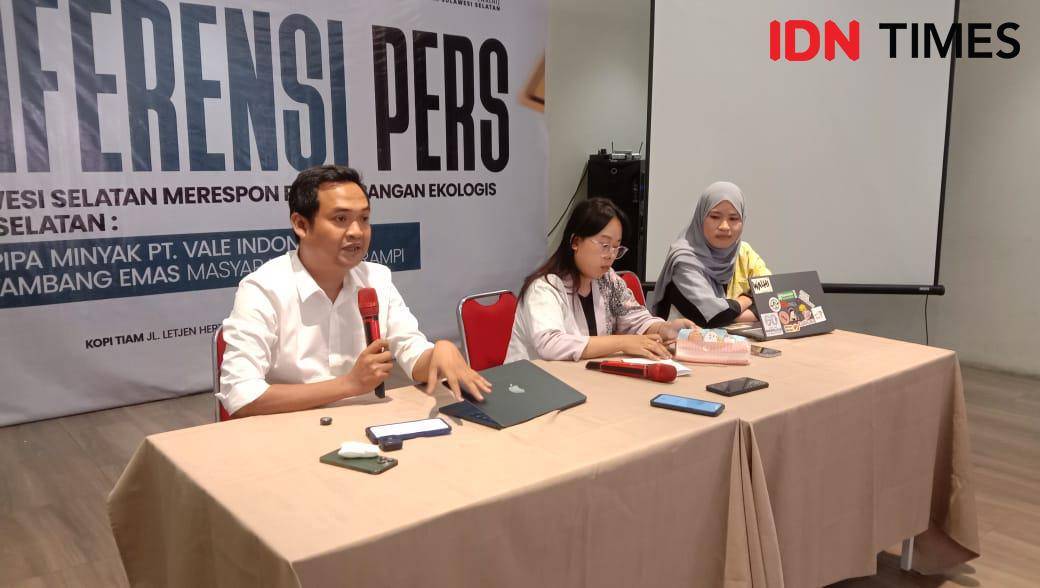 Direktur Eksekutif WALHI Sulsel, Amin, memaparkan dampak kebocoran pipa PT Vale yang mencemari sungai dan sawah warga Towuti, Luwu Timur, saat konferensi pers di Makassar, Selasa (26/8/2025).