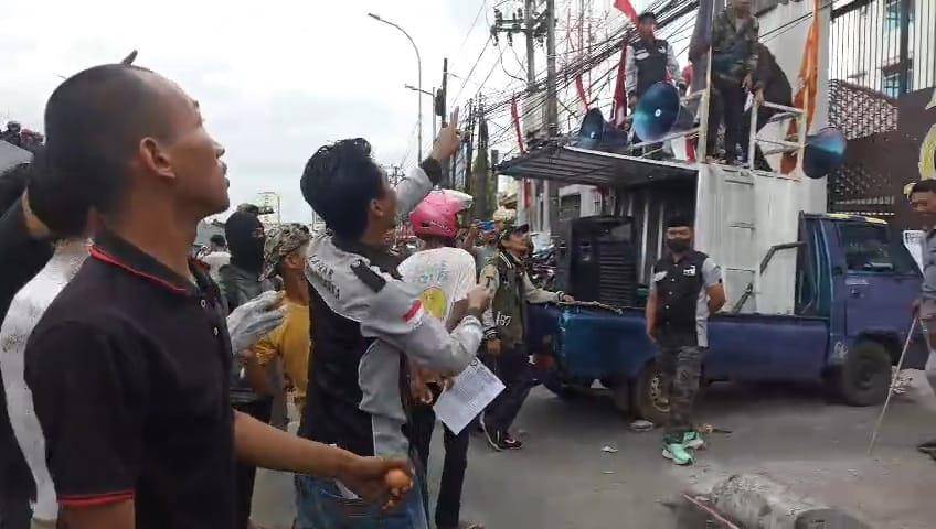 Demonstrasi di depan Kejaksaan Tinggi Sulawesi Selatan, Senin (25/8/2025)/Istimewa
