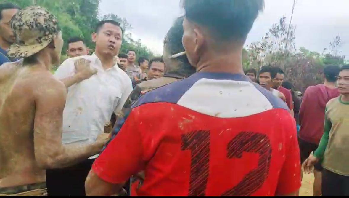 Warga tahan anggota polisi yang merazia PETI di Bengkayang.