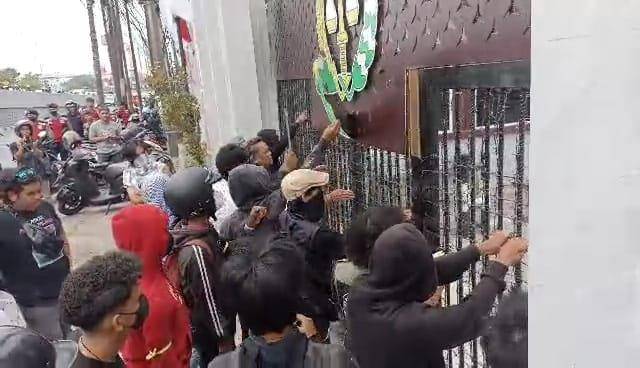 Demonstrasi di depan Kejaksaan Tinggi Sulawesi Selatan, Senin (25/8/2025)/Istimewa