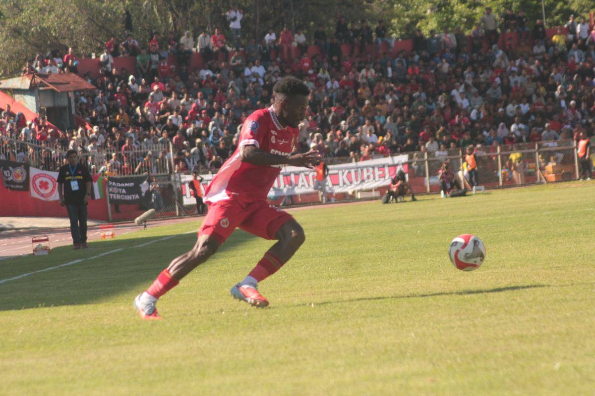 Pemain Semen Padang FC, mengejar bola saat menghadapi PSM Makassar (Foto: IDN Times/Halbert Caniago)