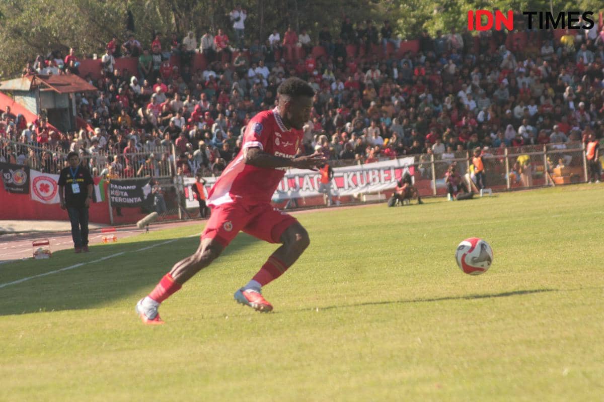 Pemain Semen Padang FC, mengejar bola saat menghadapi PSM Makassar (Foto: IDN Times/Halbert Caniago)